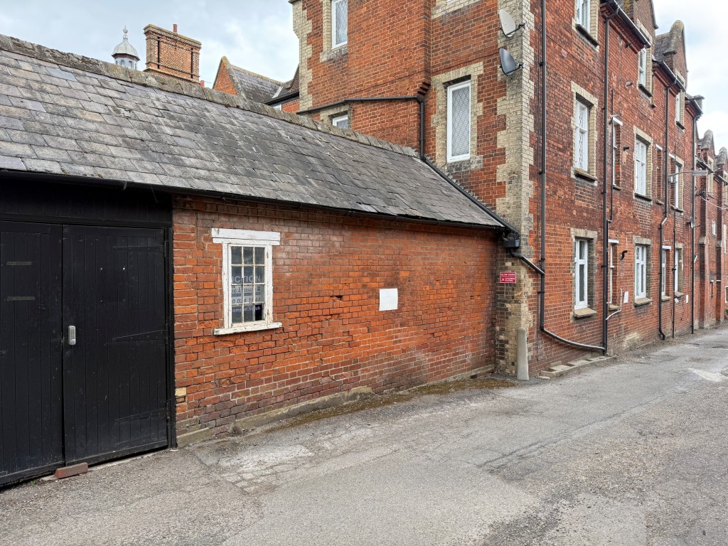 Lot: 29 - VACANT LOCK-UP STORE WITH PLANNING - External view of the rear elevation of the building